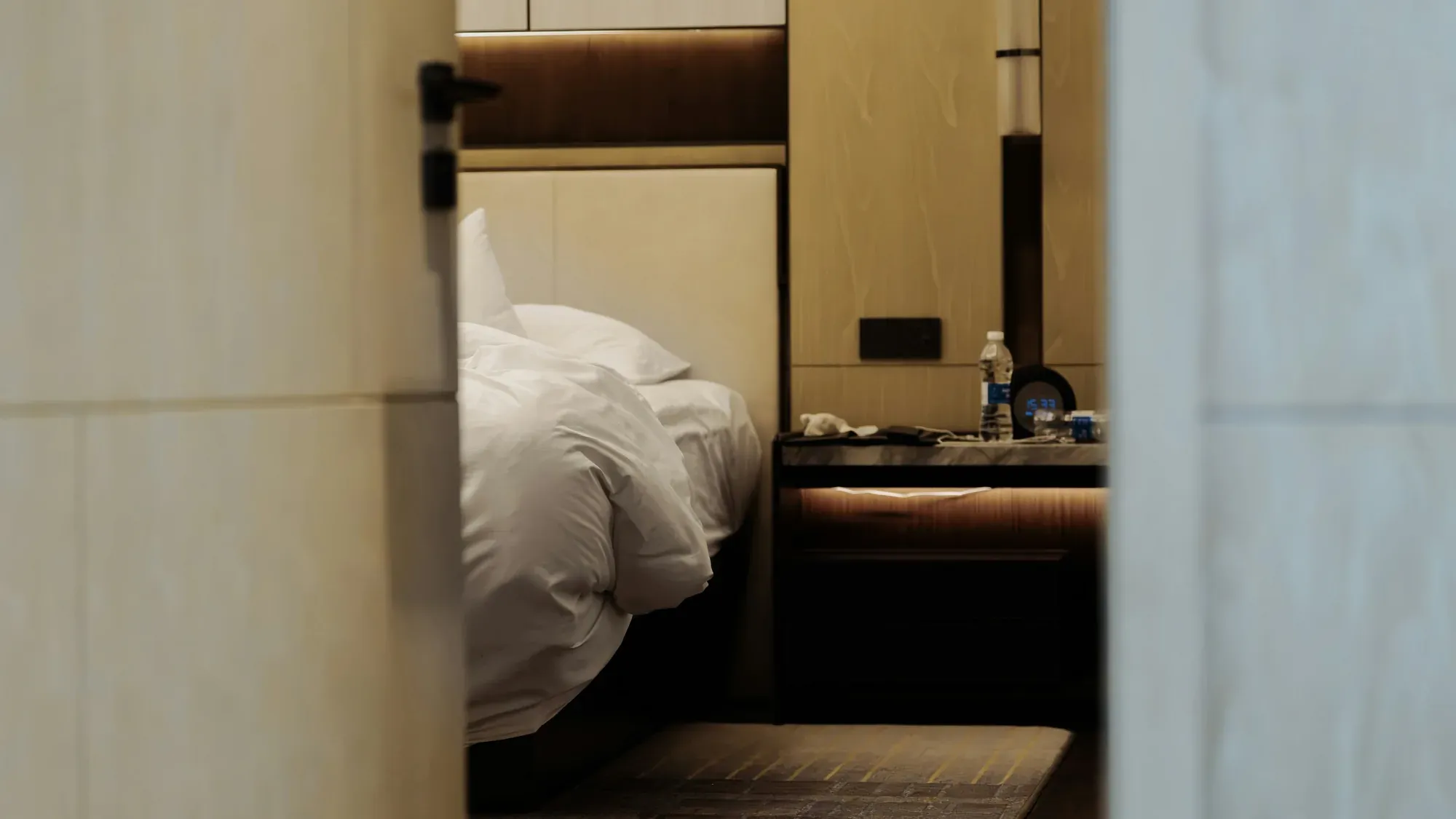 Blick durch eine halb offene Tür in ein Hotelzimmer