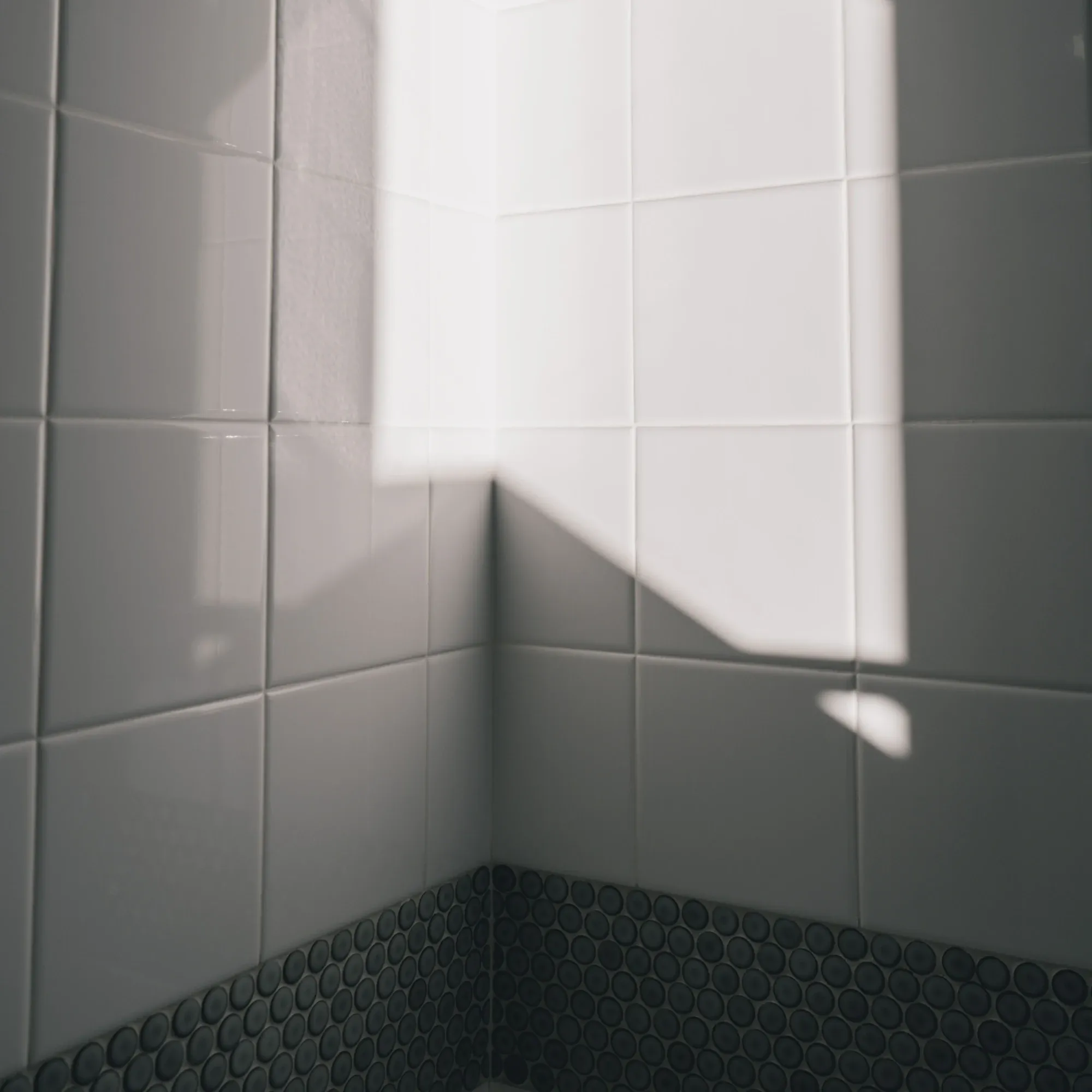 Geflieste Duschecke mit Lichteinfall
