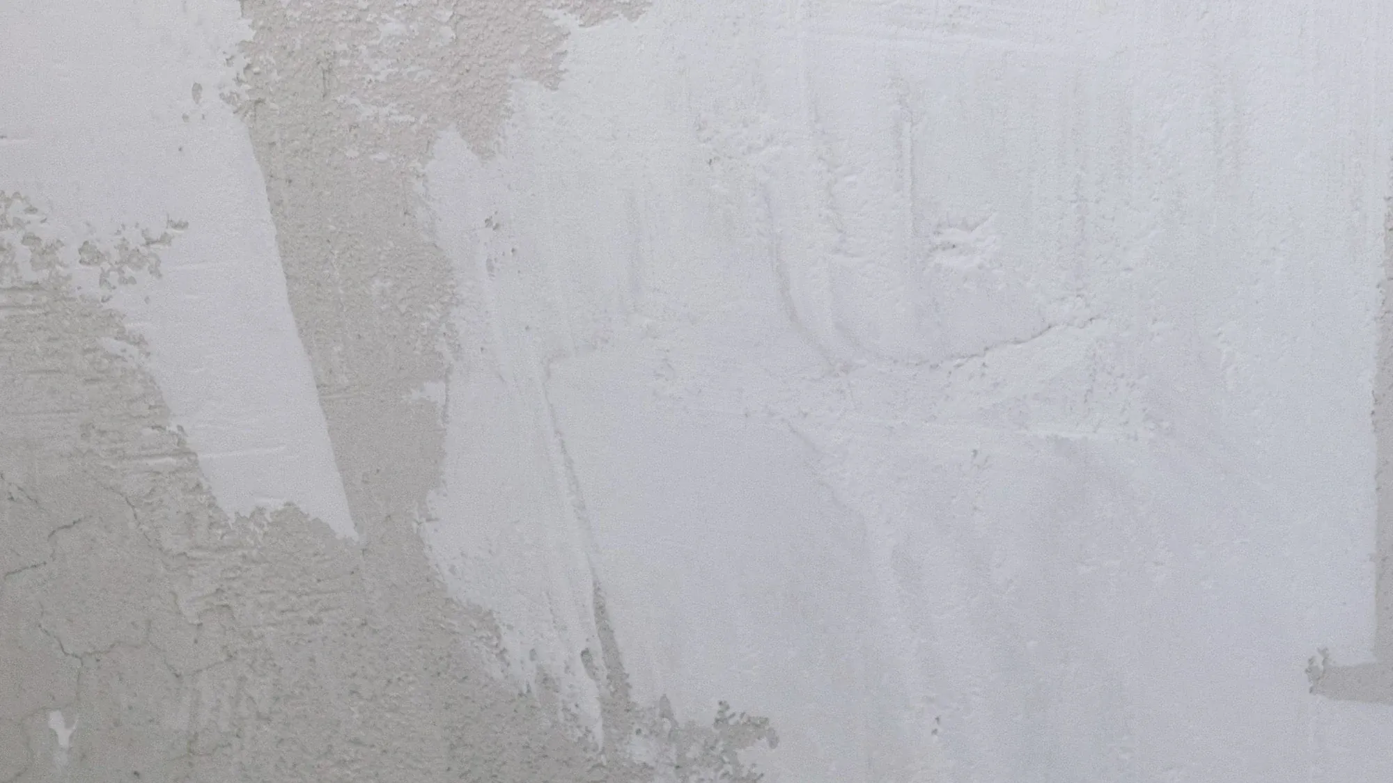 Frisch verputzte, leicht feuchte Wand im Neubau