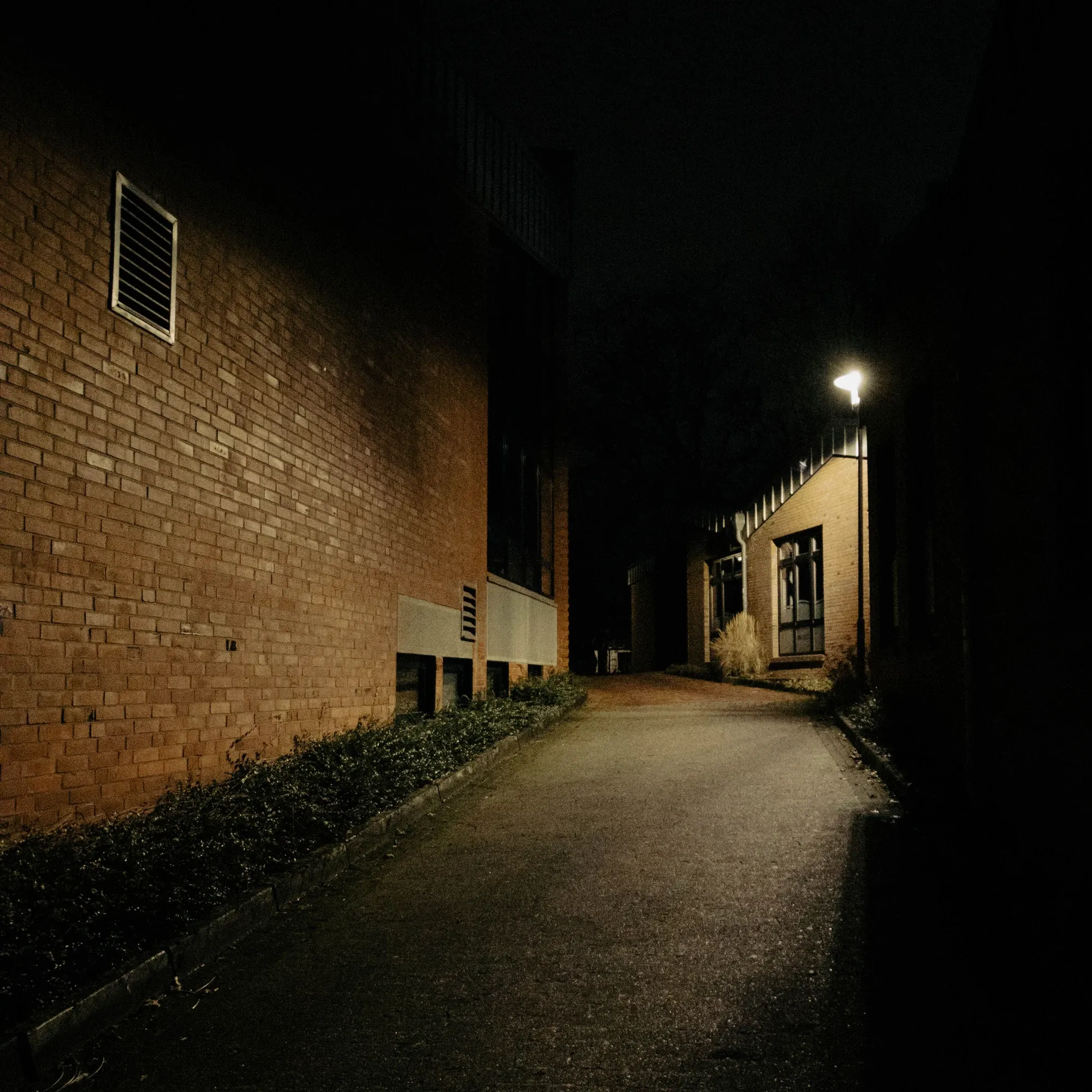 Weg zwischen Häusern bei Nacht, Laterne