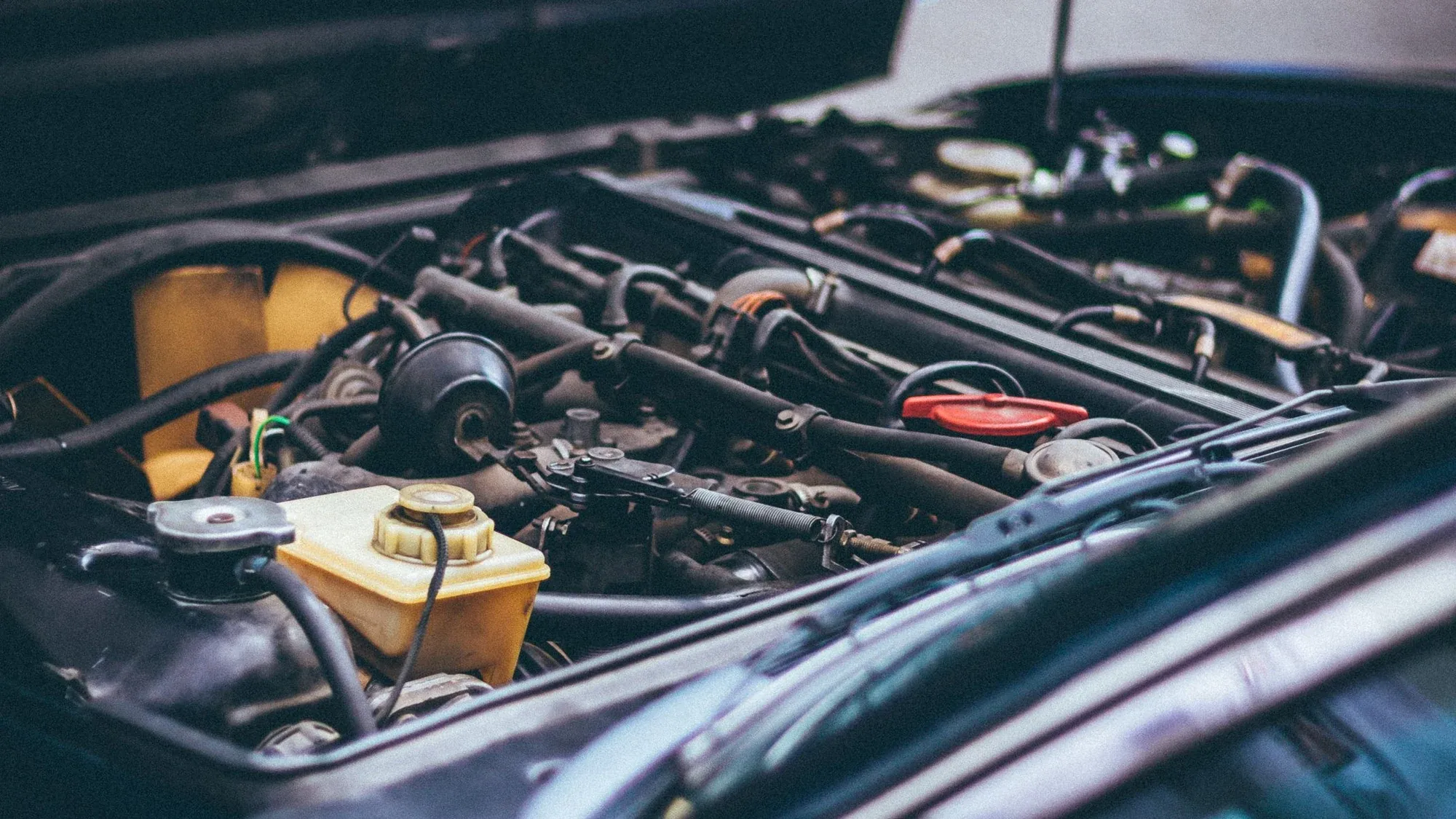 Geöffneter Motorraum, Kabel und Schläuche im Detail