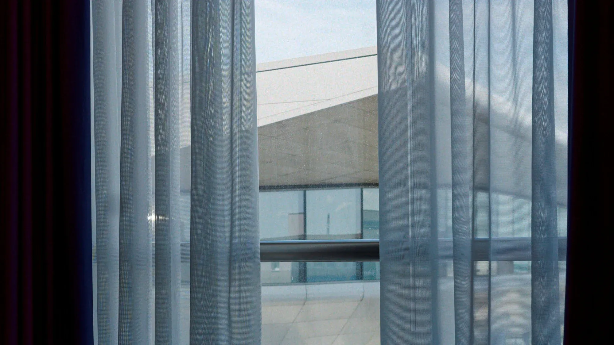 Fenster mit durchscheinendem Vorhang