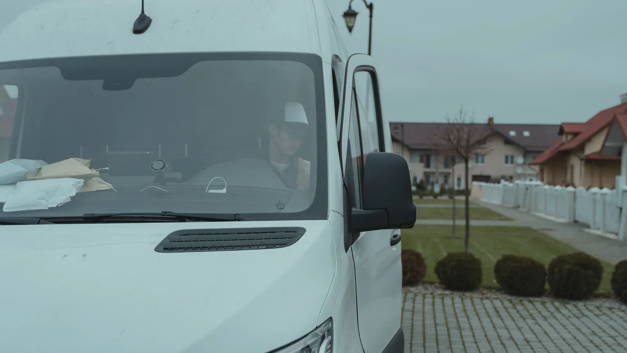 Neutraler, unbeschrifteter Lieferwagen vor einem Wohnhaus
