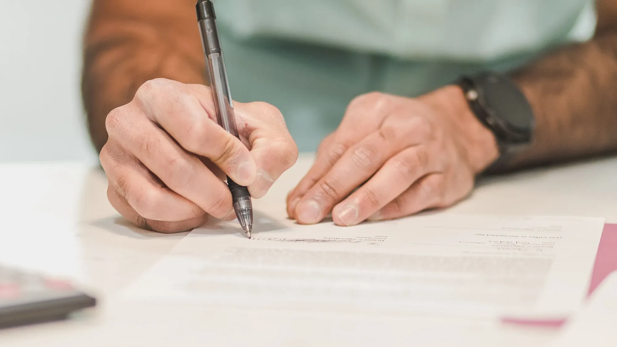 Hand unterschreibt ein Protokoll