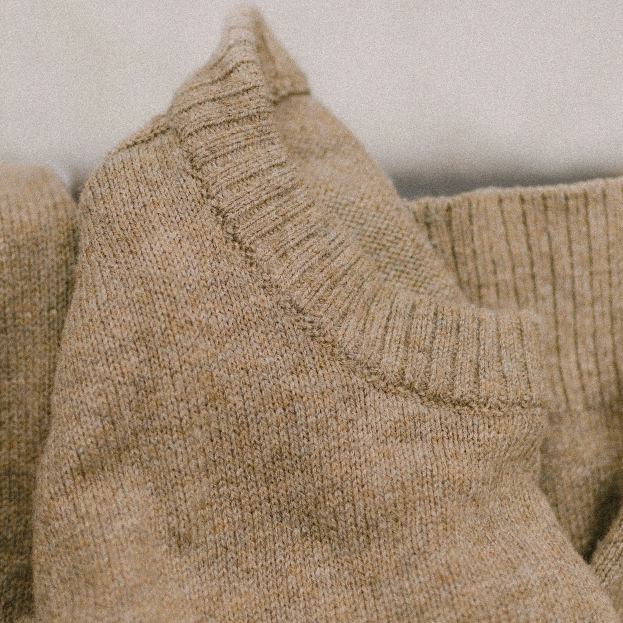 Wollpullover mit Rippbündchen in Nahaufnahme