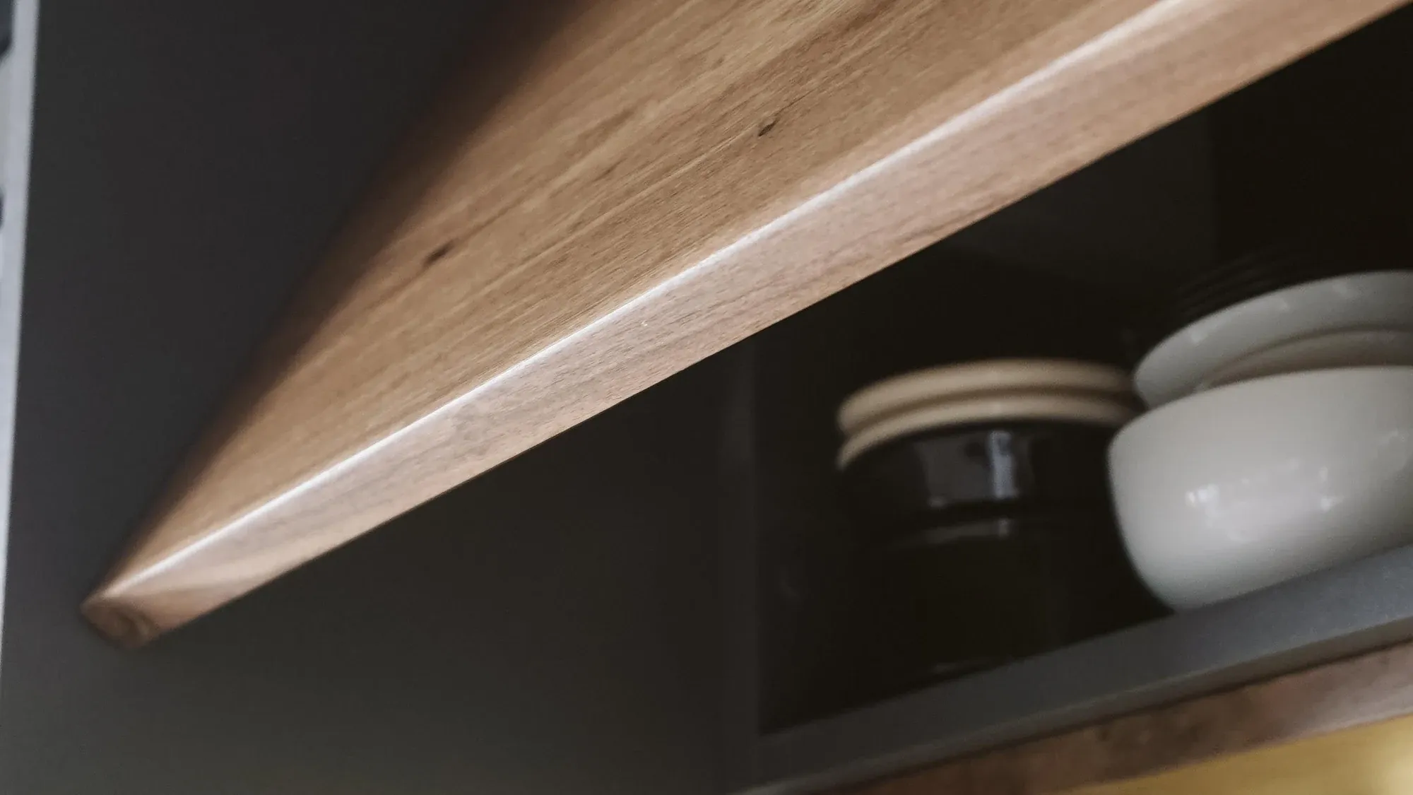Holzregal unter einem Küchenschrank, Kante im Detail